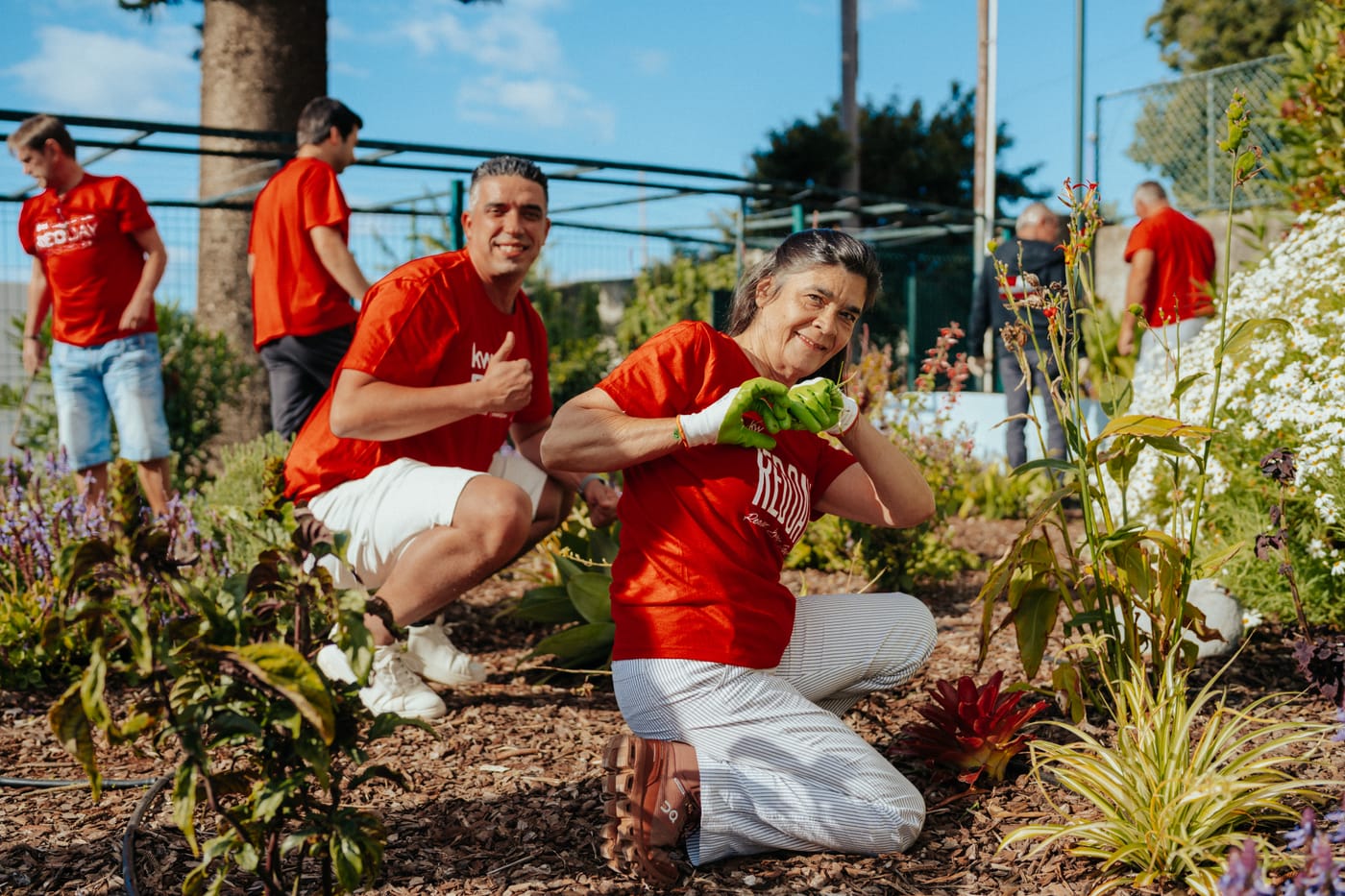 Voluntários do RED Day da Keller Williams Portugal a jardinar na comunidade