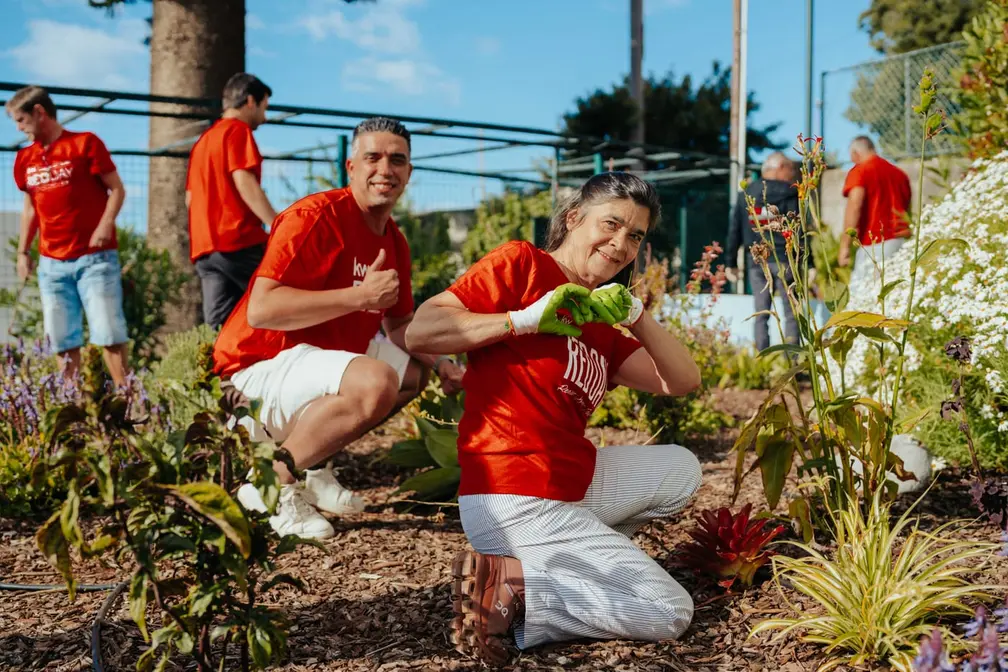 Voluntários do RED Day da Keller Williams Portugal a jardinar na comunidade