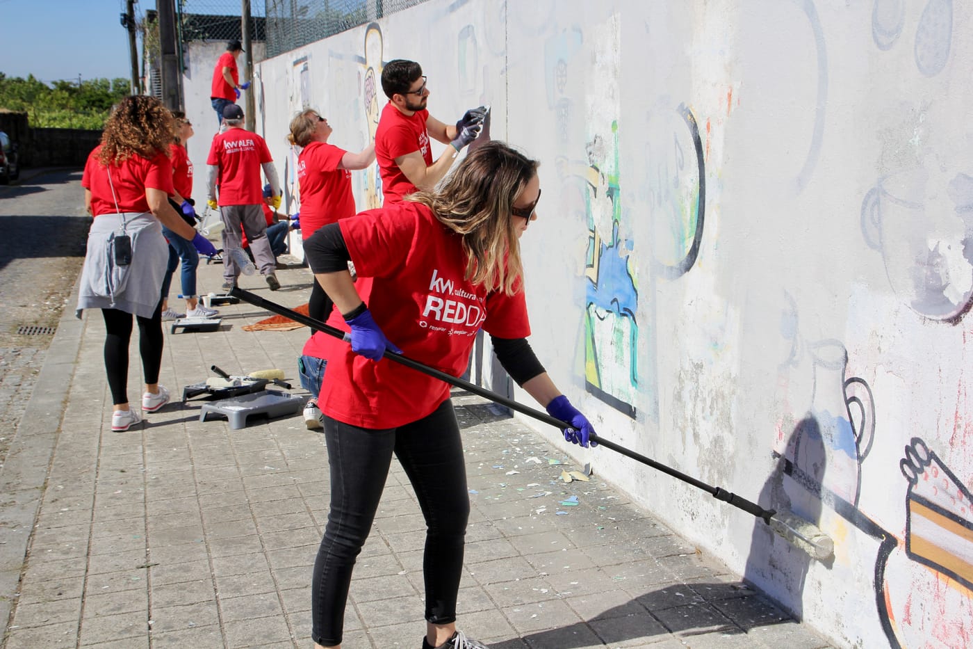 Equipa Keller Williams Portugal a pintar um mural no RED Day