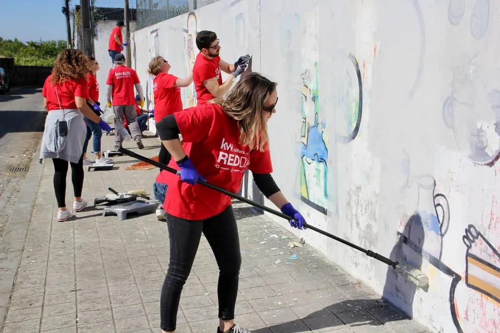 Equipa Keller Williams Portugal a pintar um mural no RED Day
